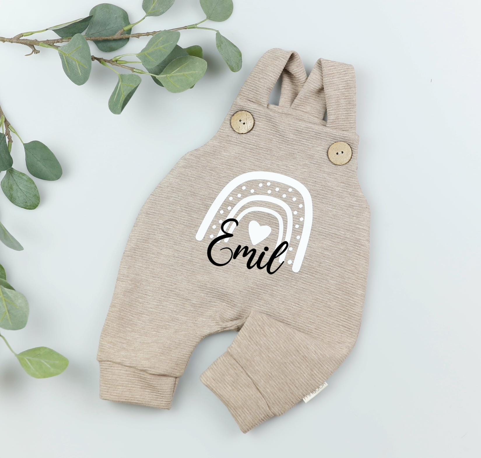Personalisierte Baby Latzhose - Romper in Beige Melange Mit Holzknöpfen Geschenk Zur Geburt, Taufe, Jungen, Mädchen, Handmade Outfit von Voodulu