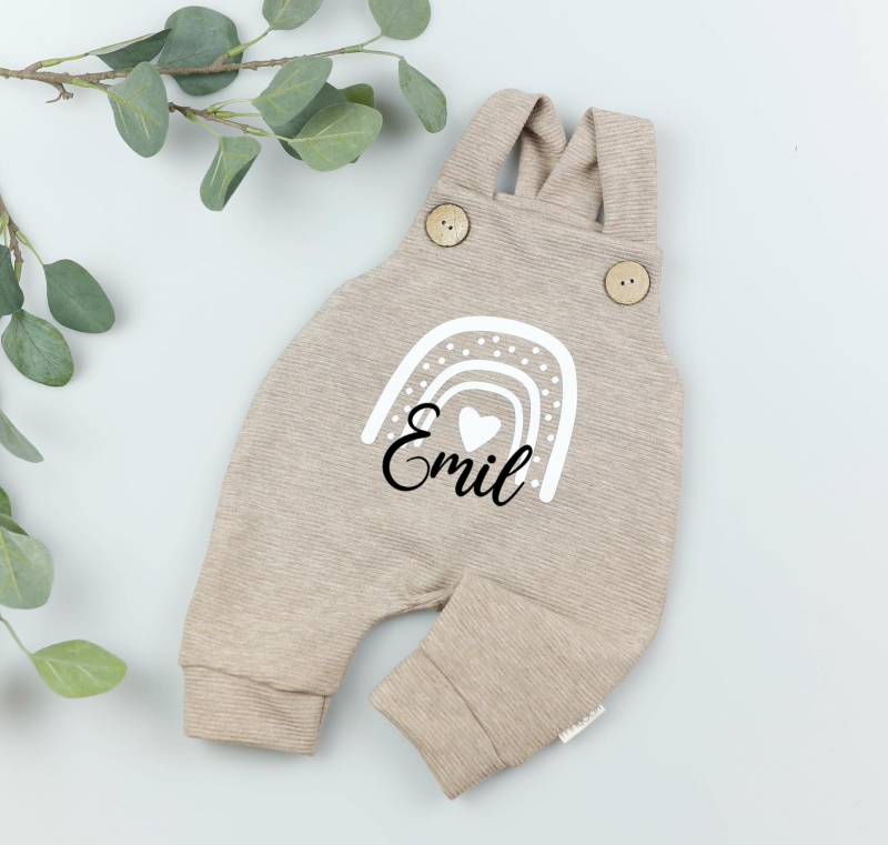 Personalisierte Baby Latzhose - Romper in Beige Melange Mit Holzknöpfen Geschenk Zur Geburt, Taufe, Jungen, Mädchen, Handmade Outfit von Voodulu