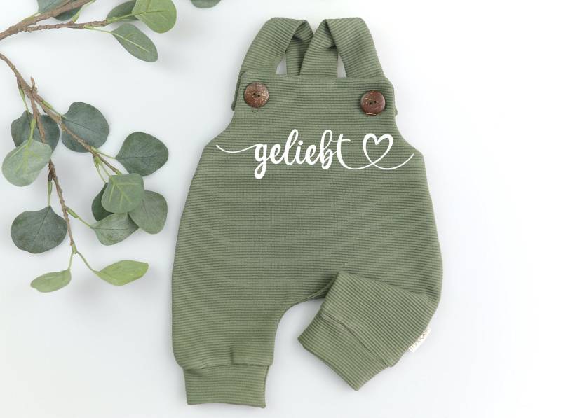 Personalisierte Baby Latzhose - Romper in Oliv Grün Mit Holzknöpfen Geschenk Zur Geburt, Taufe, Jungen, Mädchen, Handmade Outfit von Voodulu