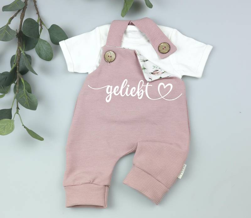 Rib Jersey Latzhose in Mauve Mit Namen Personalisiert - Handmade Outfit Für Babys Besondere Geschenke von Voodulu