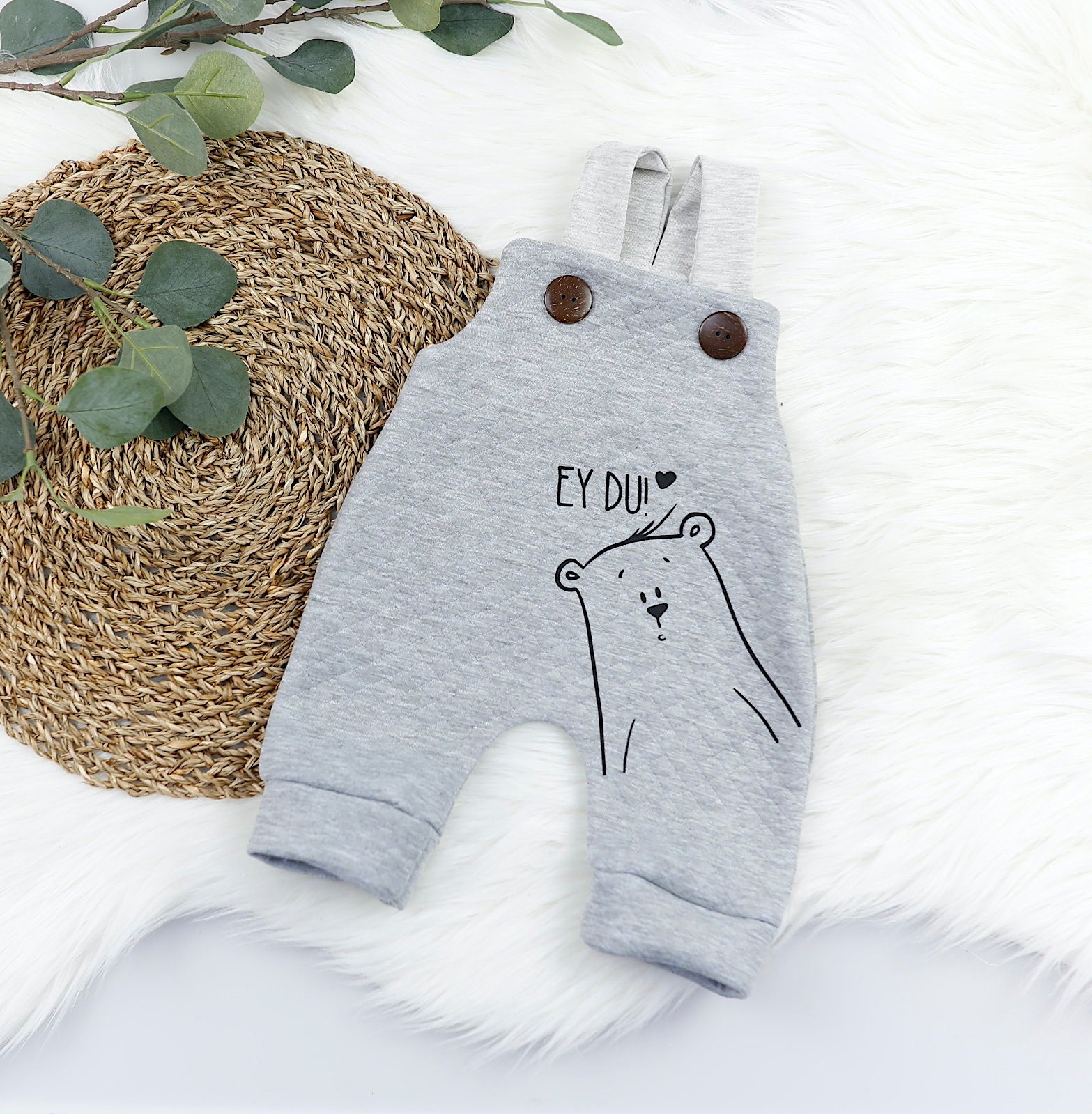 Voodulu® Latzhose"Blümi" Romper Baby Grau Stepp Melange, Holzknöpfe Geschenk Geburt Taufe Junge Mädchen Personalisiert Latzhose Newborn von Voodulu