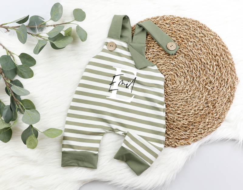 Voodulu® Latzhose"Blümi" - Romper Baby Grün-Oliv-Weiß Streifen Holzknöpfe Geschenk Geburt Taufe Junge Mädchen Personalisiert Latzhose von Voodulu