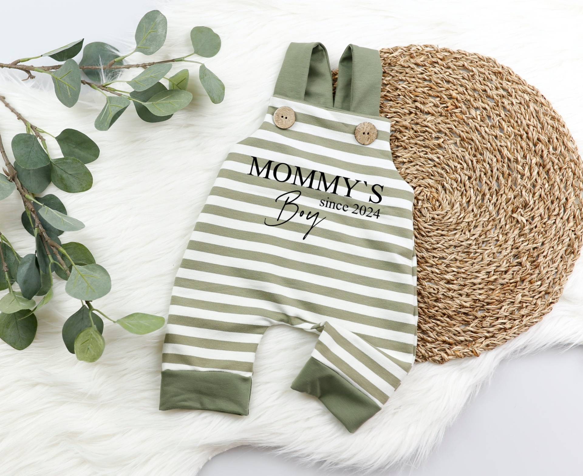 Voodulu® Latzhose"Blümi" - Romper Baby Grün-Oliv-Weiß Streifen Holzknöpfe Geschenk Geburt Taufe Junge Mädchen Personalisiert Latzhose von Voodulu