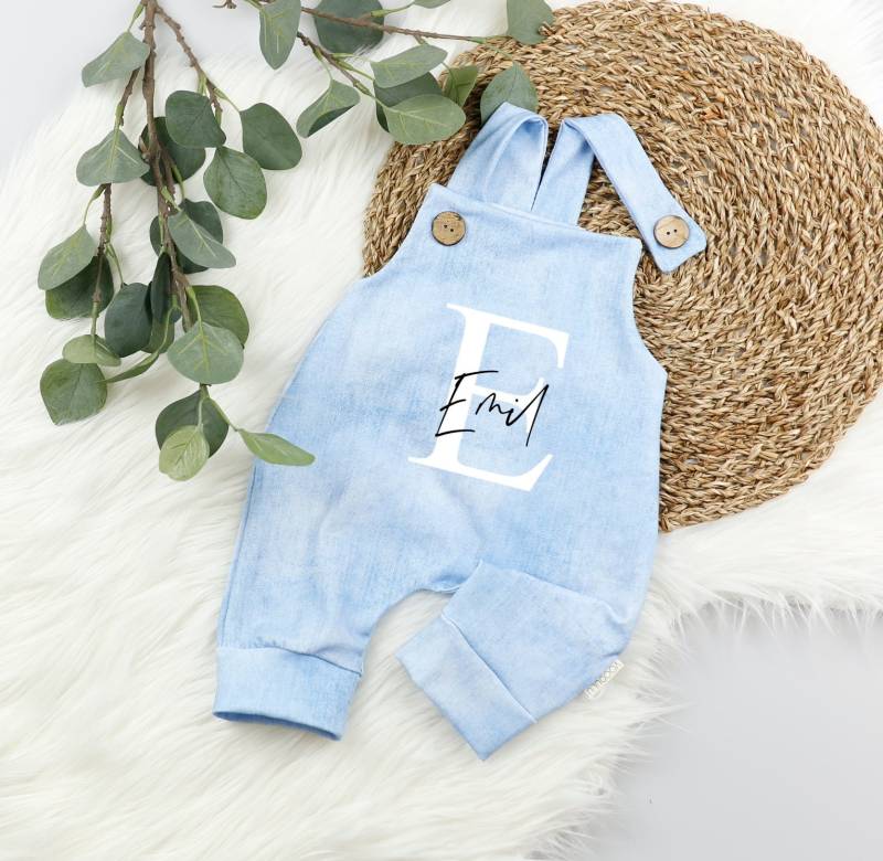 Voodulu® Latzhose"Blümi" - Romper Baby Jeans Optik-Blau-Weiß-Holzknöpfe Geschenk Geburt Taufe Junge Mädchen Personalisiert Latzhose Newborn von Voodulu