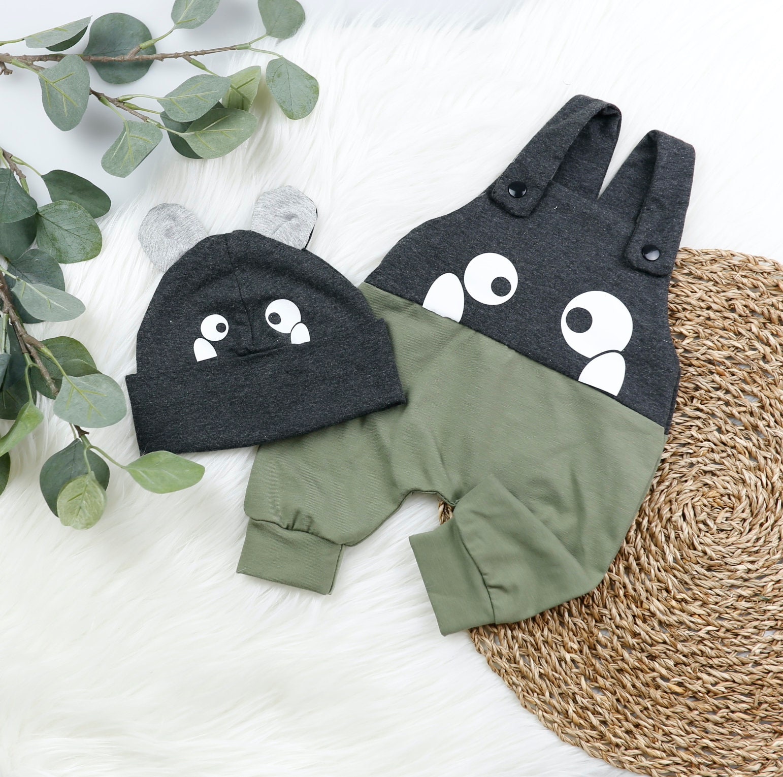 Voodulu® Latzhose"Blümi" - Romper Baby Oliv/Grau, Grün Holzknöpfe Geschenk Geburt Taufe Junge Mädchen Personalisiert Latzhose Newborn von Voodulu