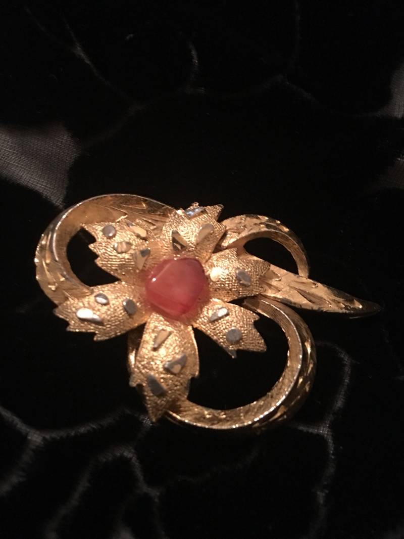 Hübsche Geätzte Blumennadel Mit Stein von Voulevar