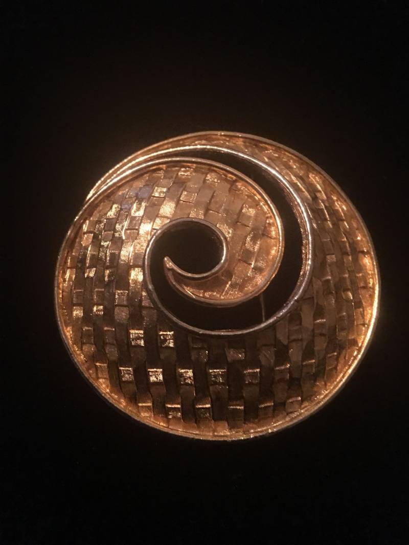 Schöne Gold Swirl Design Pin Brosche von Voulevar