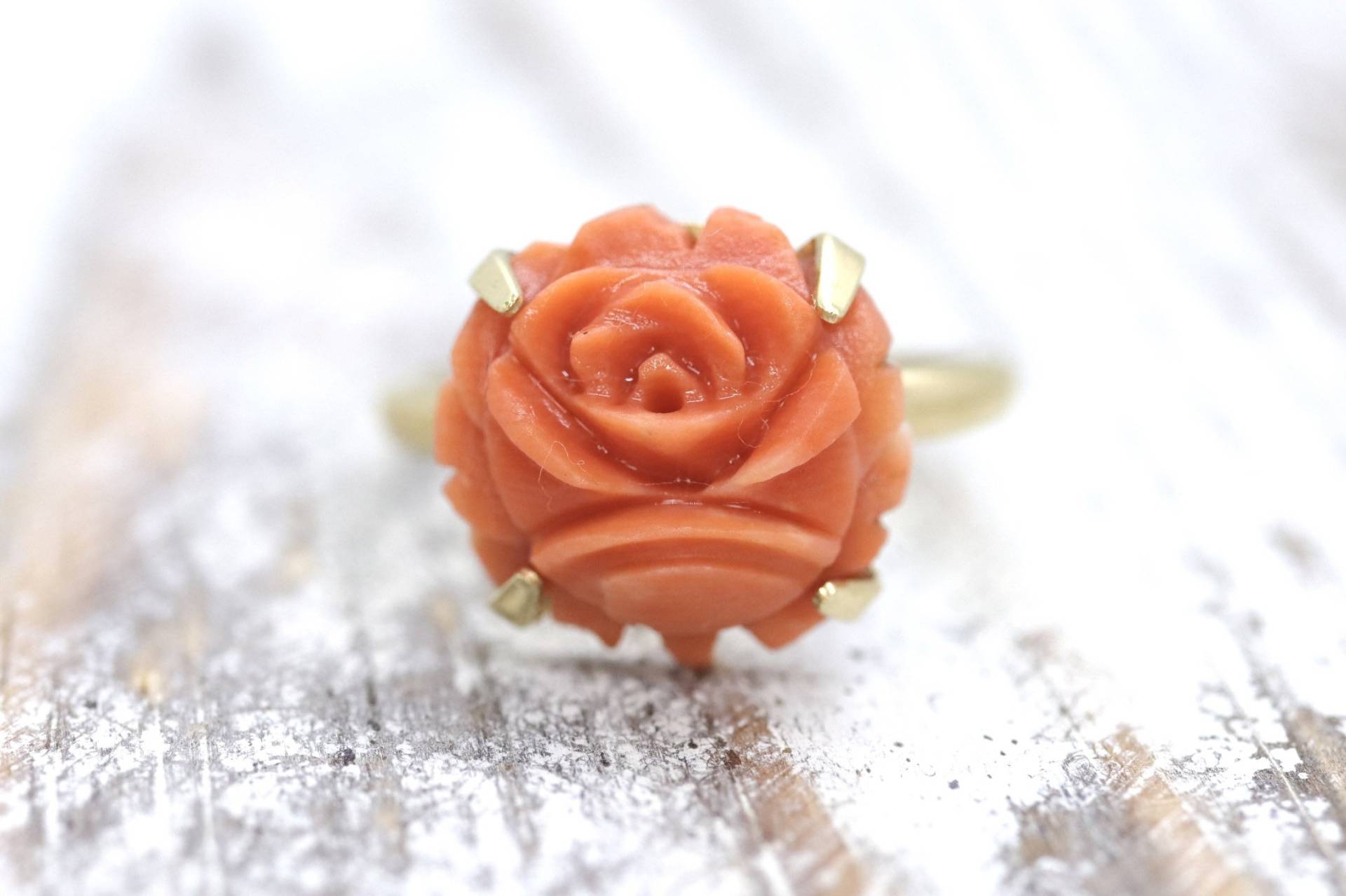 14K Koralle Geschnitzt Rosa Cabochon Ring. Geschnitzte Rose Blume Pfirsich Solitär von VoxMarket