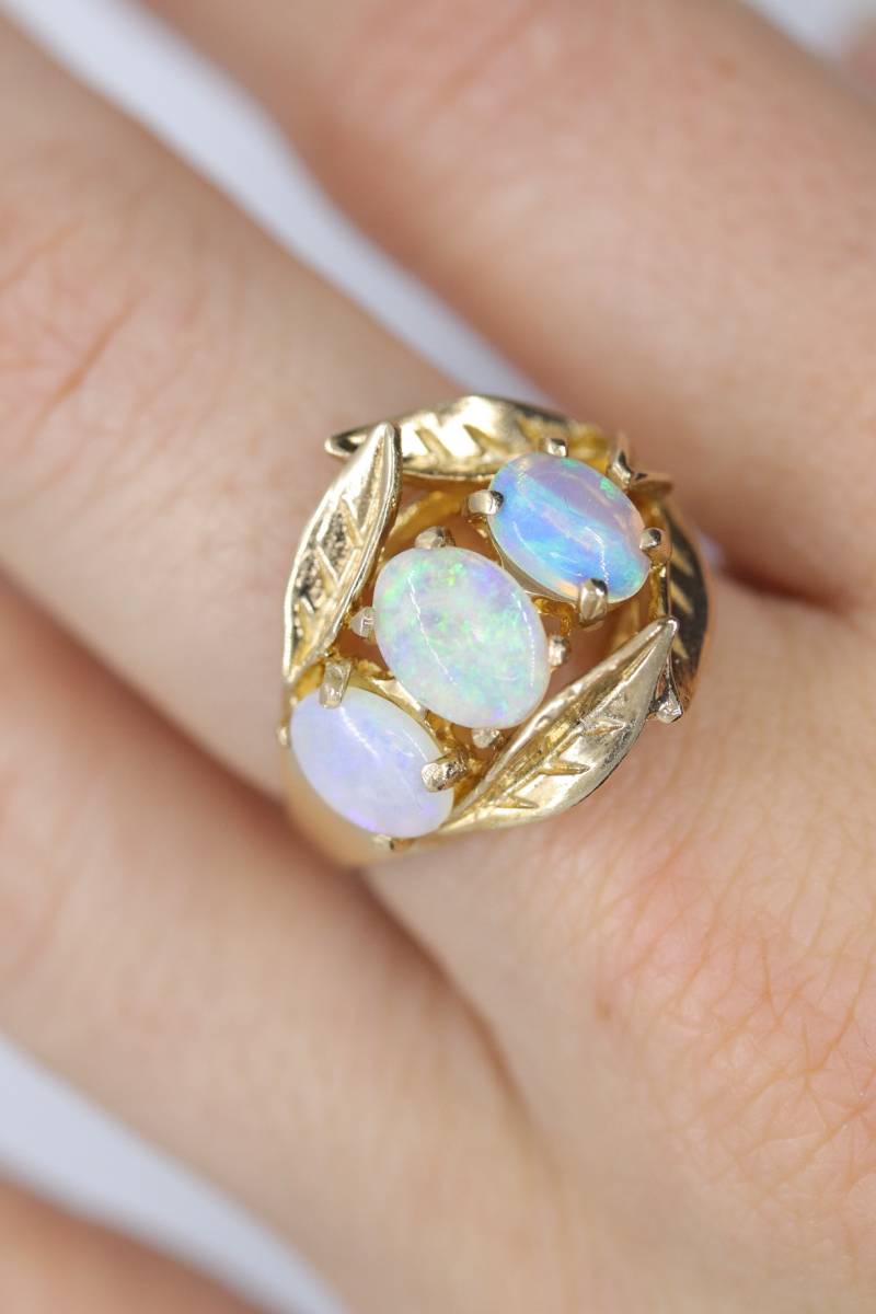 14K Opal Trio Ring. Triple Opal Kristall Und Filigrane Blätter Statement von VoxMarket