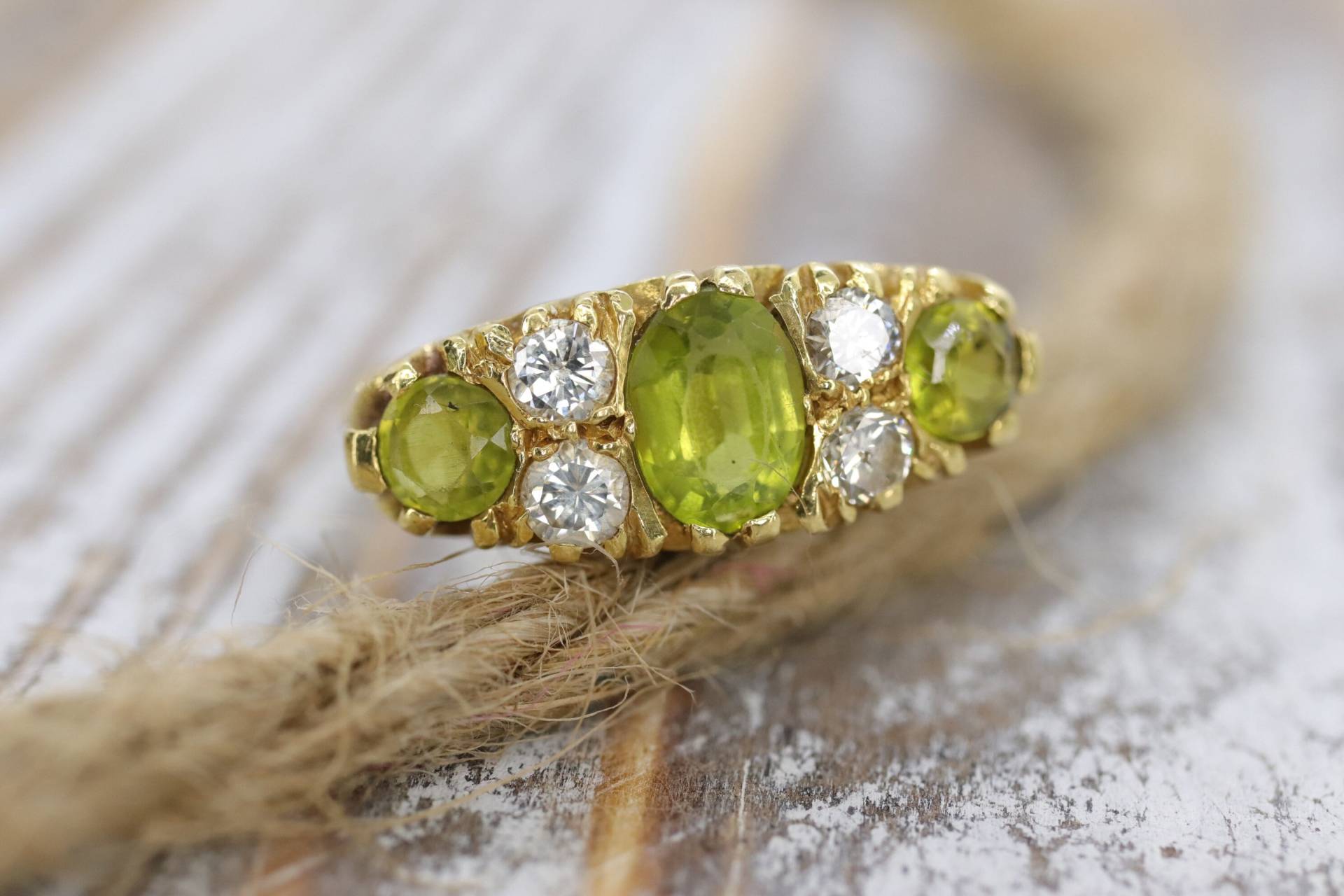 18K Großer Peridot Und Diamant Ring. Hergestellt in Uk 1976. 6, 4 Gramm Mit 0, 40Ctw Diamanten von VoxMarket