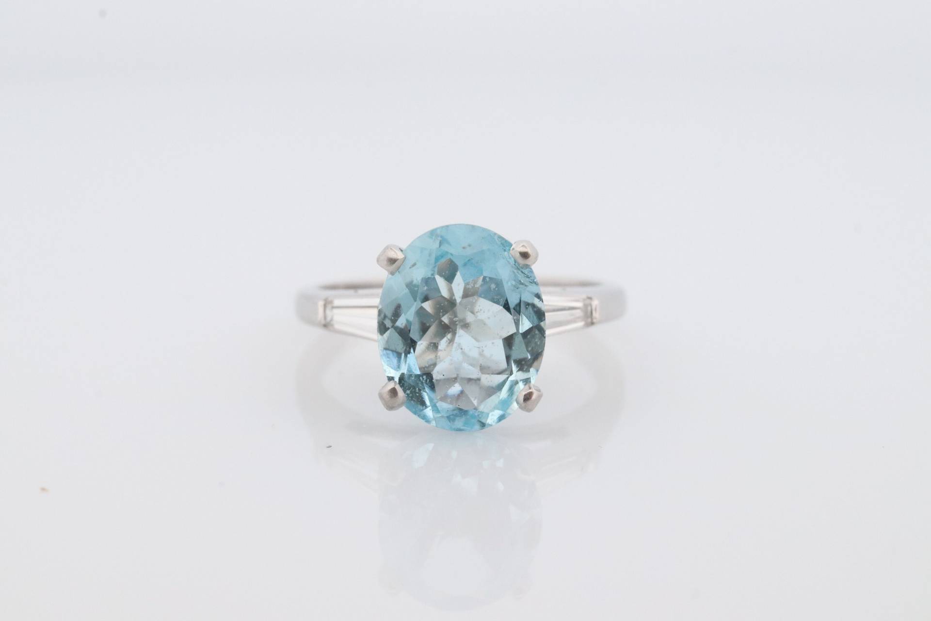 Platin Großer Aquamarin Und Tapered Baguette Diamantring. Bewertet Oval Verlobungsring St632/50 von VoxMarket