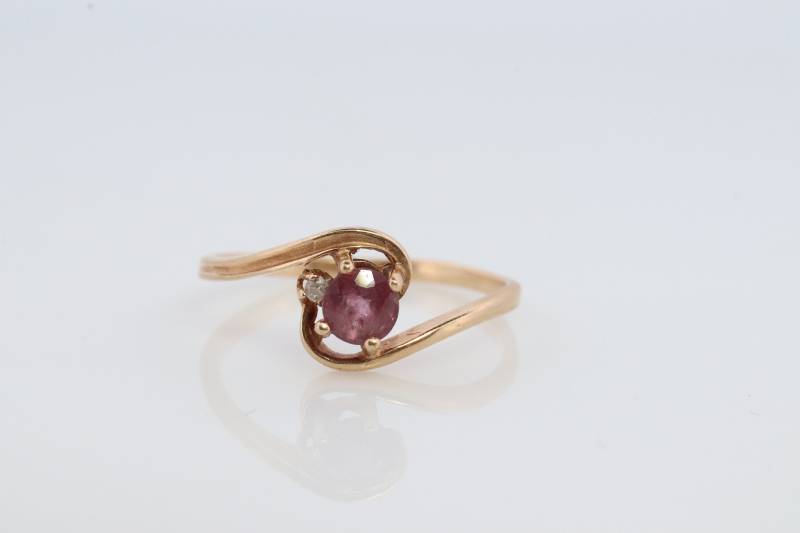 Zierlicher Rubin Ring. 10K Runder Und Diamant-Bypass-Ring von VoxMarket