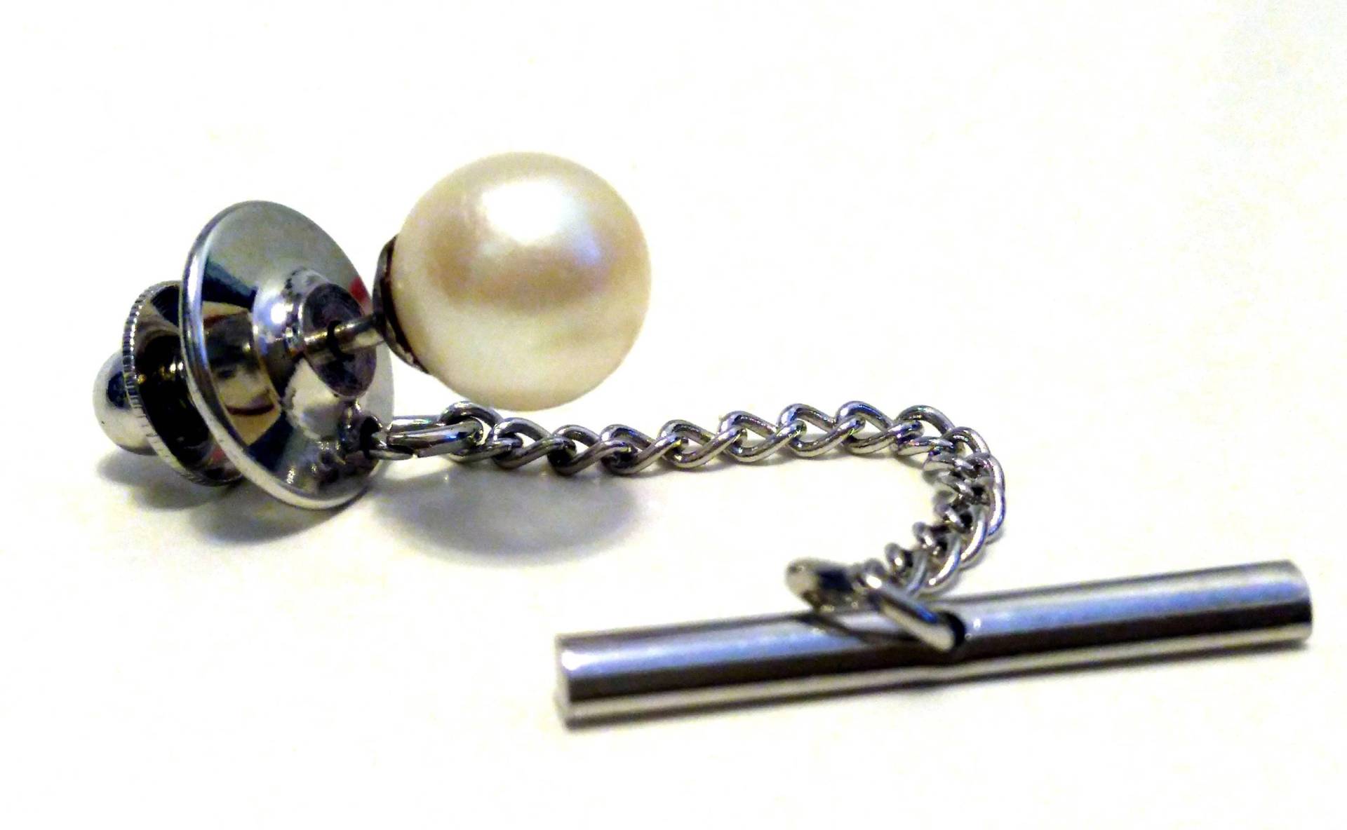 Weiße Zuchtperle Krawatte Anstecknadel Tack Silber Oberton 1970's Vintage Weiße Zuchtperle Krawatte Anstecknadel Tack Silber Oberton 1970's Vintage von VoyagerStash