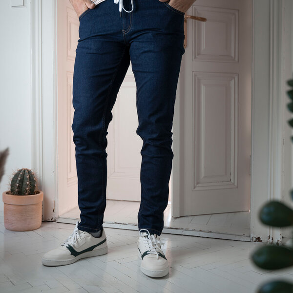 Vresh Clothing Vloki - Slim Jeans aus Biobaumwoll-Mix, Dunkelblau/Schwarz von Vresh Clothing