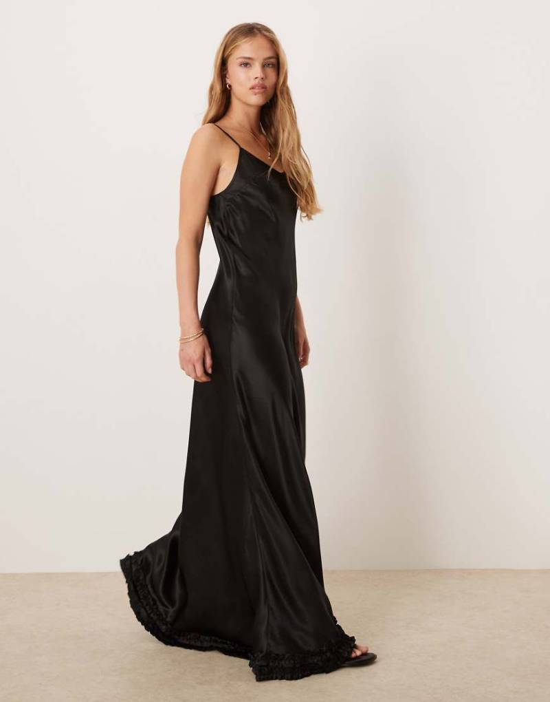VRG GRL - Alber - Satin-Maxikleid in Schwarz mit Rüschensaum von Vrg Grl
