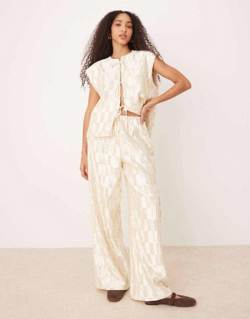 VRG GRL - Enni - Plissee-Hose in Cremeweiß mit weitem Bein, Kombiteil von Vrg Grl