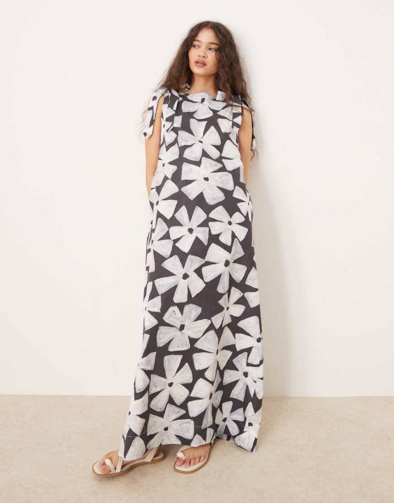 VRG GRL - Frances - Maxikleid in Marineblau mit gemaltem Blumenmuster von Vrg Grl