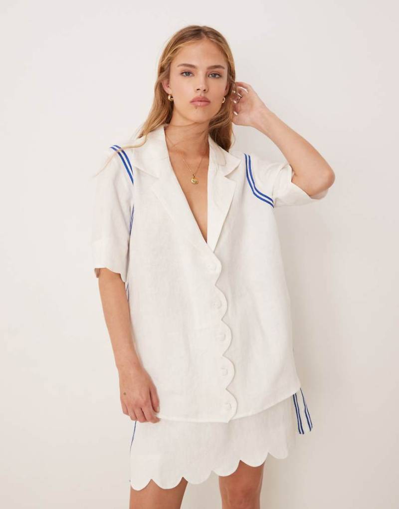 VRG GRL - Gigi - Leinen-Hemdbluse in Weiß mit Bogenkante, Kombiteil von Vrg Grl