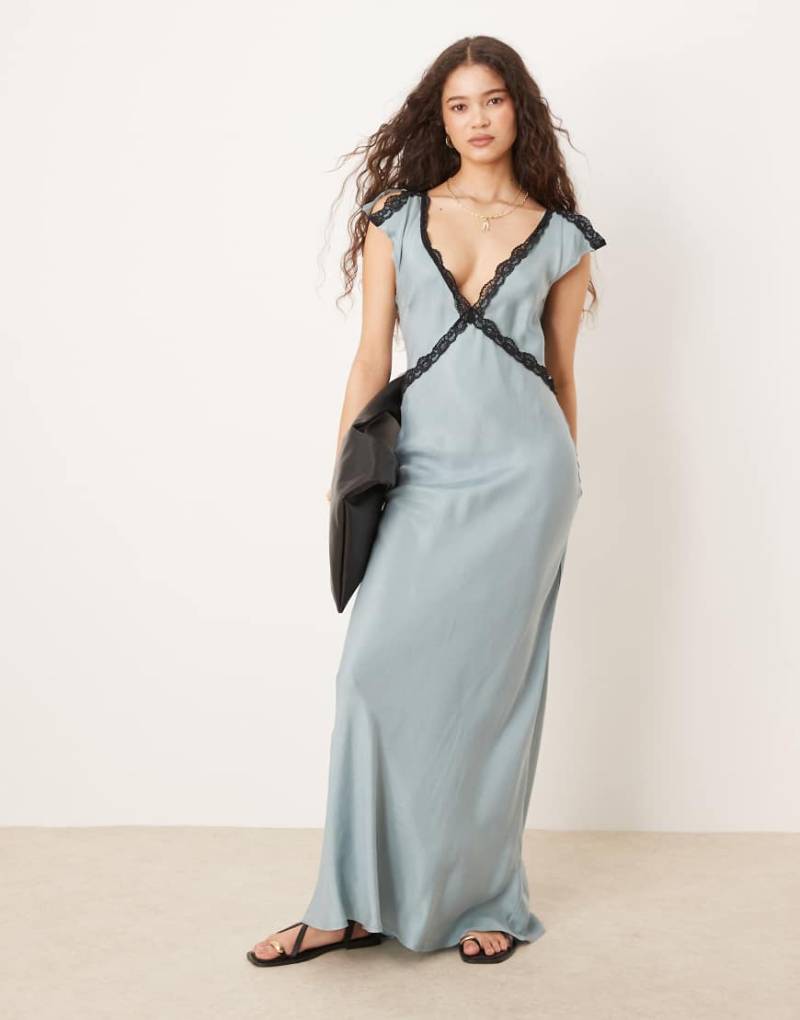 VRG GRL - Ivy - Maxikleid in Stahlblau mit Schrägschnitt und Spitzenborte von Vrg Grl