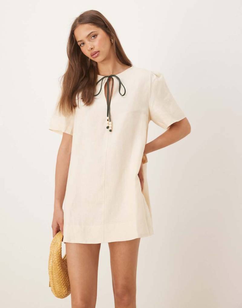 VRG GRL - Olsen - Minikleid in Creme mit Puffärmeln und Bindedetail-Weiß von Vrg Grl