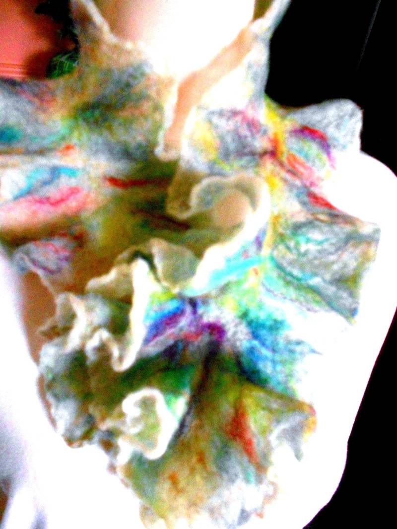 Damen Accessoires. Handgemachter Nass Gefilzter Schal Aus Merinowolle Ombre-Regenbogen-Rüschenkragen von VtUS