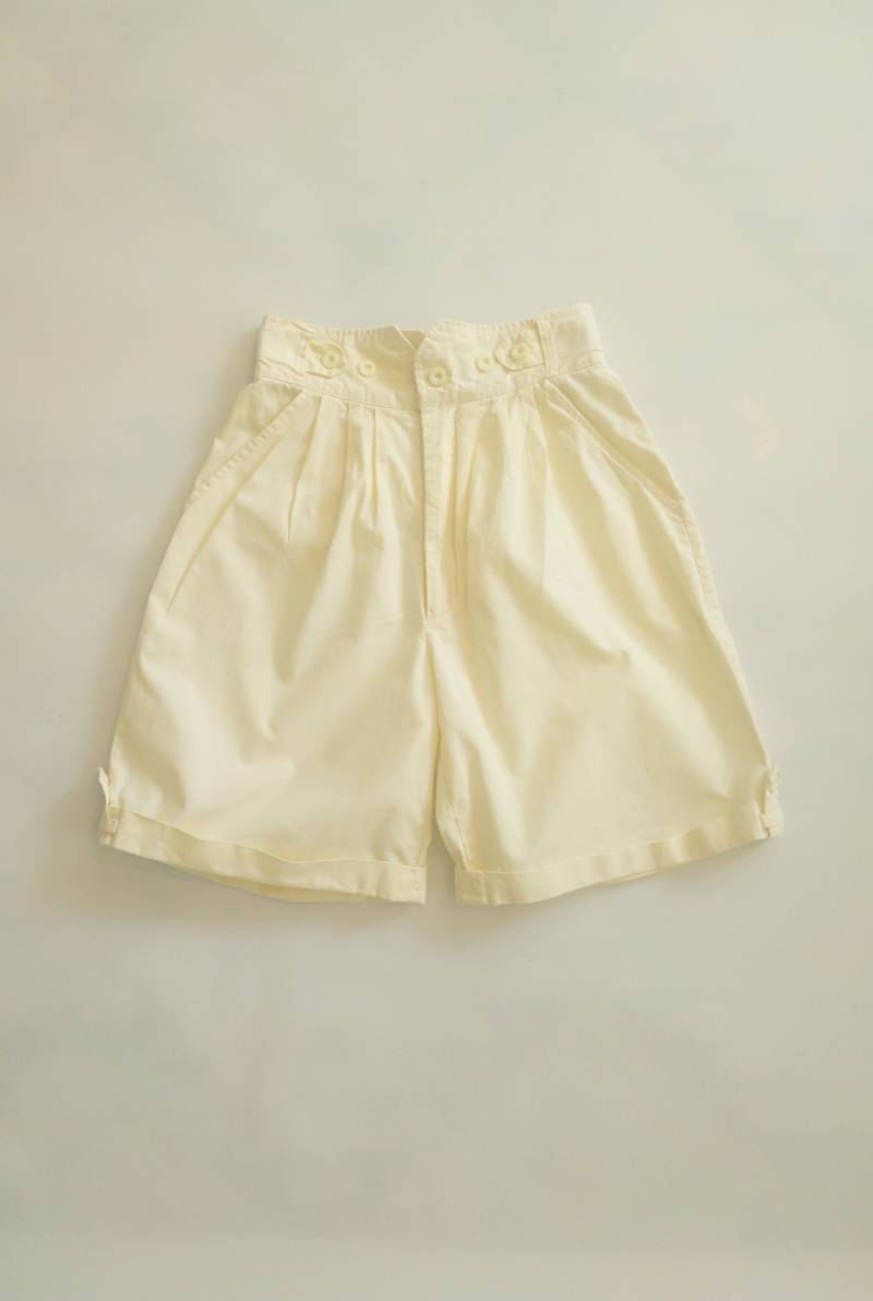 Vintage Ispo Weiß Vanille High Waist Kurze Hose Small Size/80Er Jahre Plissiert Retro Scout Vtg Beige Unisex von VulgarVizionar