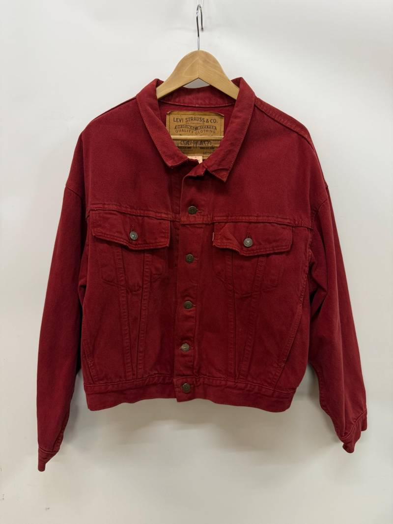 Vintage Levi's Rote Jeansjacke - Seltene Größe M Oversized, Details Am Rücken, Made in Usa Vintage Levi's Rote Jeansjacke - Seltene Größe M Oversized, Details Am Rücken, Made in Usa von VulgarVizionar
