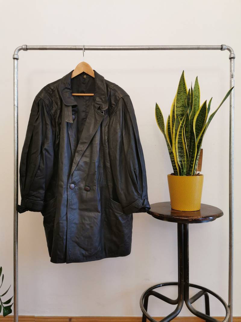 Wunderschöner Ledermantel Frau Dunkelblau Schwarz Mit Großen Gefalteten Schultern Schöne Details Doppelbrust Knöpfe von VulgarVizionar