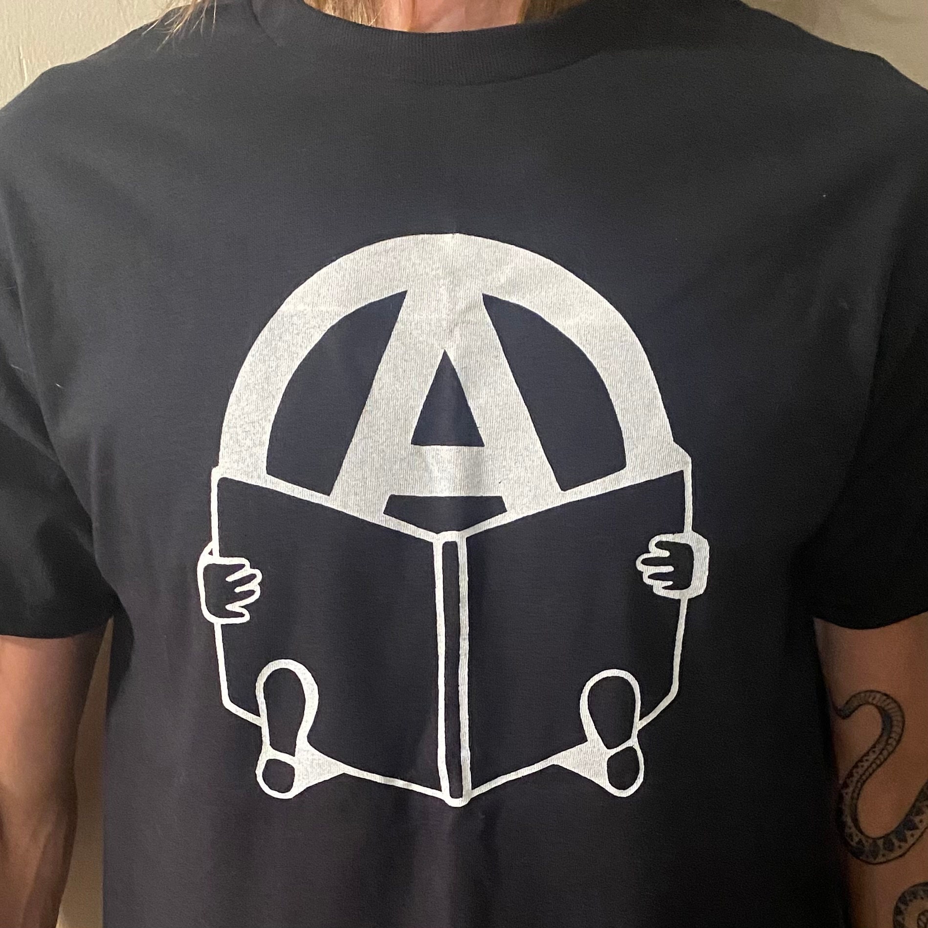 Kreis Ein Buch Shirt von VultureVelour