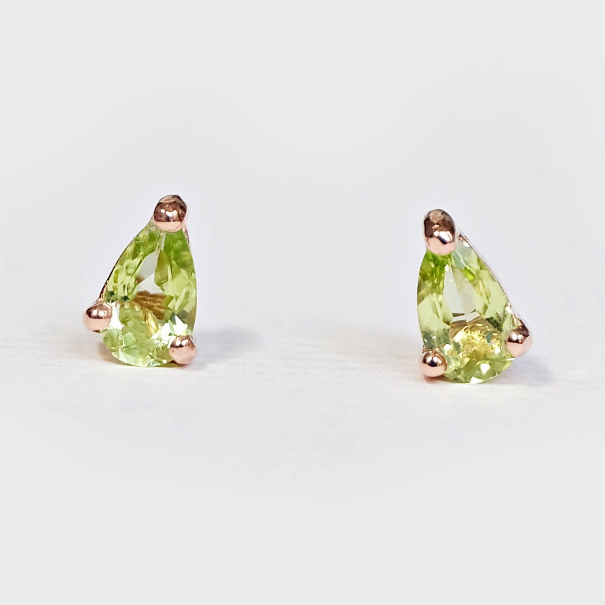 Grüne Peridot Ohrstecker, Grüner Edelstein Geschenk Für Sie, Natürlicher Schmuck von W2NJewelry