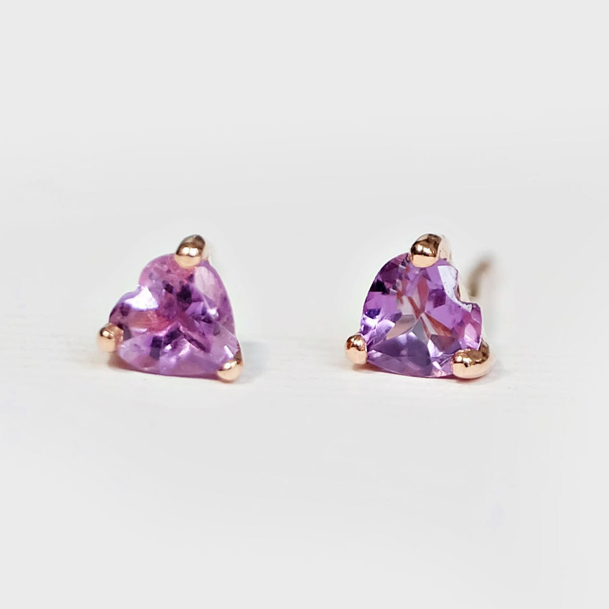 Herz Amethyst Ohrstecker, Ohrringe, Februar Winzige Miminalist Ohrstecker von W2NJewelry