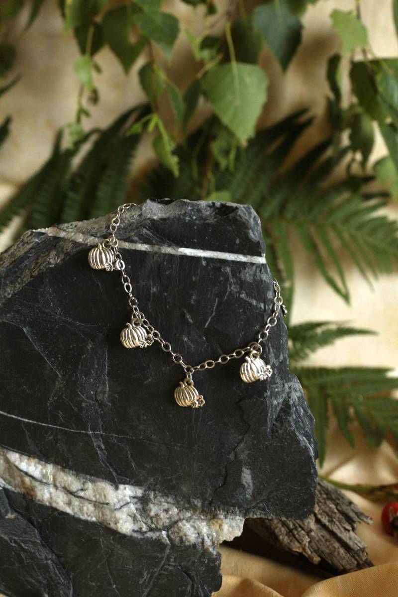 Größenverstellbares Armband Mit Kürbissen | Silbernes Kürbis Gliederarmband Herbst Halloween Schmuck Größenverstellbares Armband Mit Kürbissen | Silbernes Kürbis Gliederarmband Herbst Halloween Schmuck von WALDHALL
