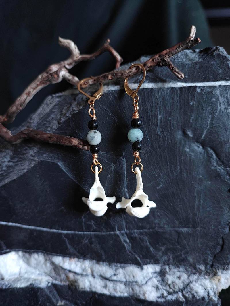 Kleine Knochenohrringe Mit Wirbelknochen | Echter Hexenschmuck Gothic Schmuck Edelsteine Ohrringe in Gold Statement von WALDHALL