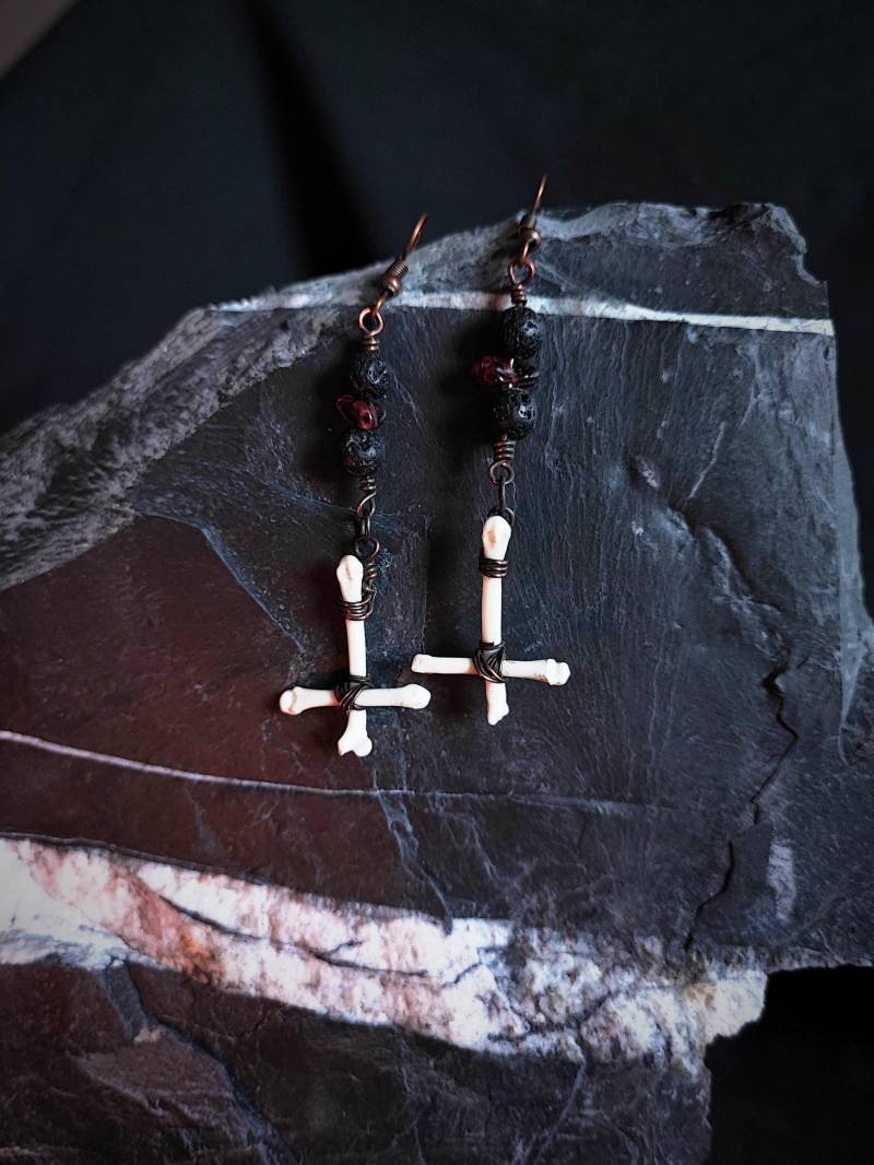 Knochenschmuck | Gothic Ohrringe Aus Kleinen Knochen Echter Hexenschmuck Antichrist Schmuck Kleine Kreuz Hängend Kupfer von WALDHALL