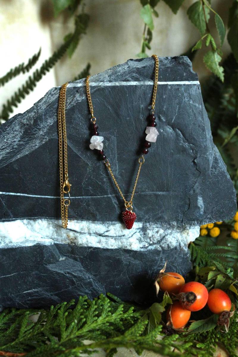 Zierliche Walderdbeere Halskette | Erdbeerkette Erdbeere Charm Kleines Geschenk Rosenquarz Whimsical Schmuck Erdbeeranhänger Zierliche Walderdbeere Halskette | Erdbeerkette Erdbeere Charm Kleines Geschenk Rosenquarz Whimsical Schmuck Erdbeeranhänger von WALDHALL