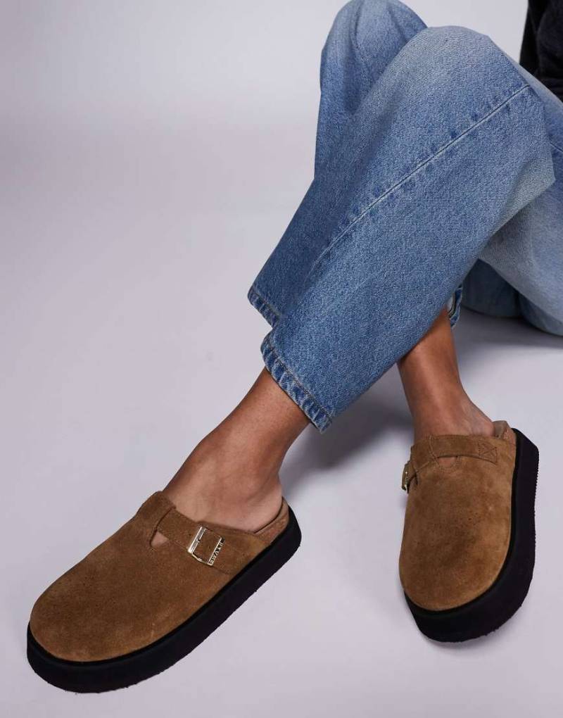 WALK LONDON - Barca - Clogs aus Wildleder in Hellbraun mit Schnalle von WALK LONDON