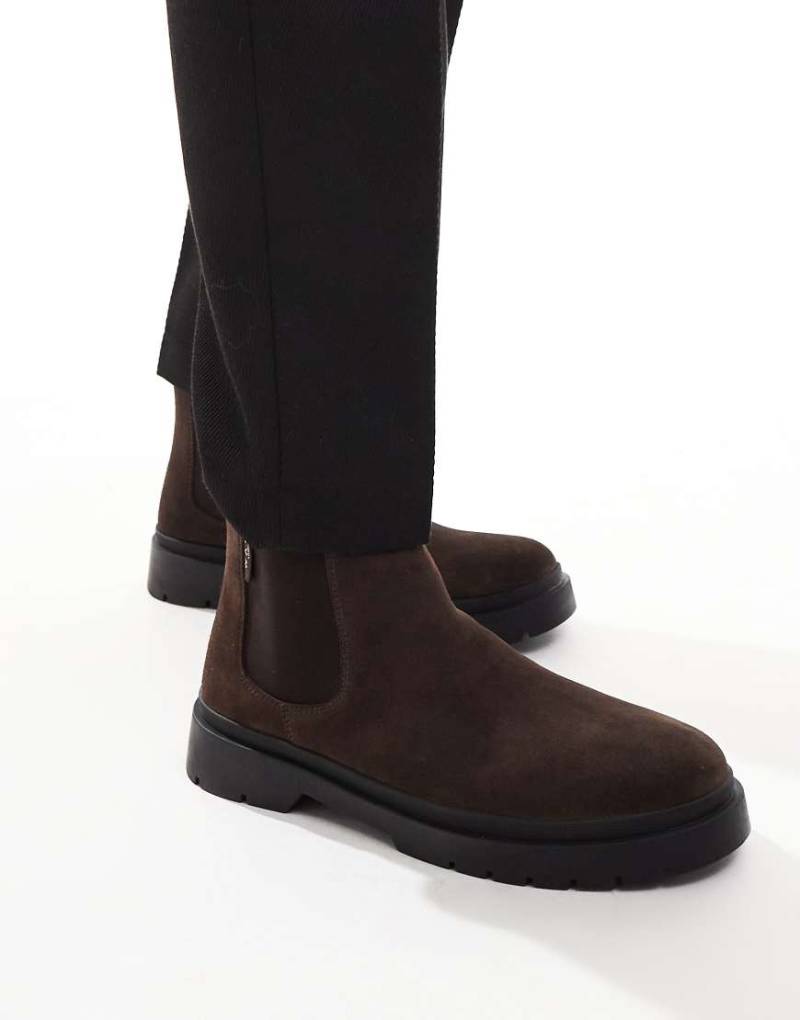 Walk London - Callum - Chelsea-Stiefel aus Wildleder in Braun von WALK LONDON