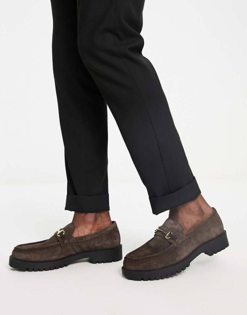 Walk London - Sean - Loafer aus Wildleder in Braun mit dicker Sohle und Trensen-Verzierung von WALK LONDON