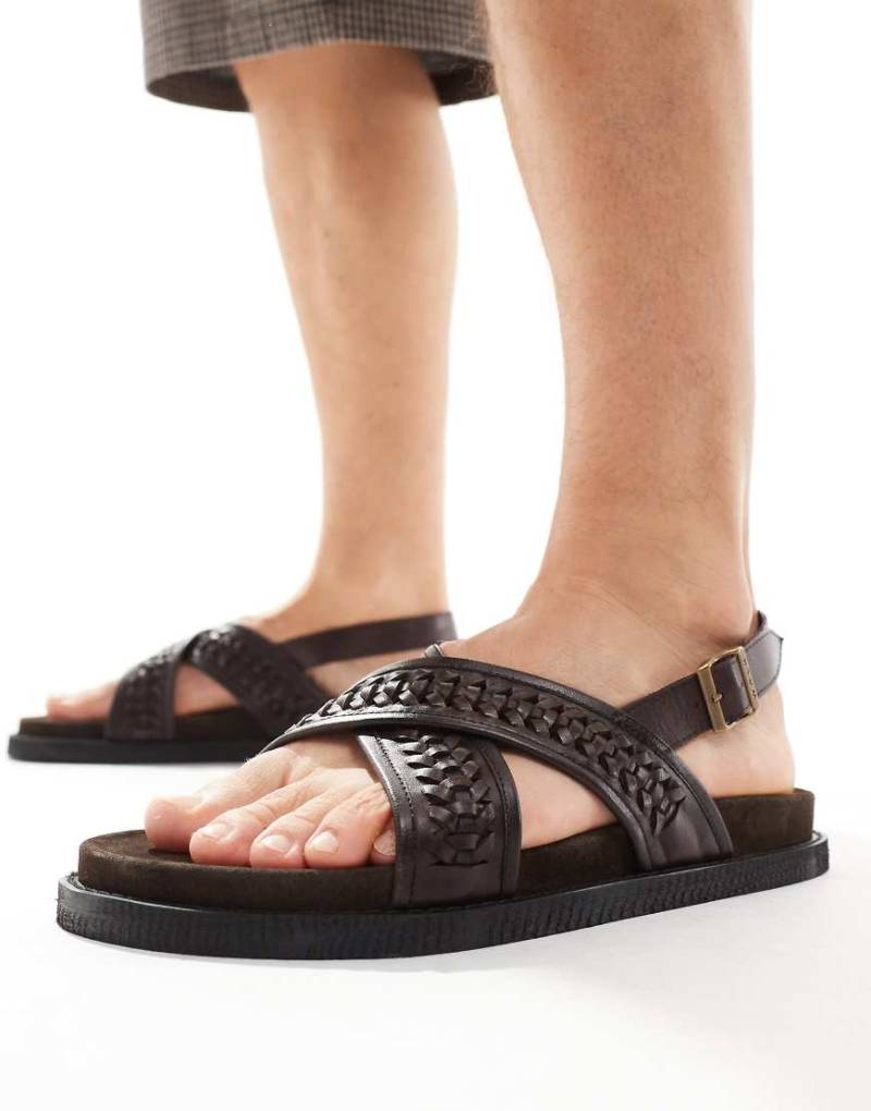 Walk London - Shore - Ledersandalen in Braun mit gewebtem Design und Fersenriemen von WALK LONDON