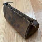 WANDERINGS Kleines dreieckiges Leder-Federmäppchen – 21,6 cm – handgefertigtes Vollnarbenleder-Etui mit Reißverschluss – kompaktes braunes Federmäppchen für Künstler, Männer und Frauen – stilvoller von WANDERINGS