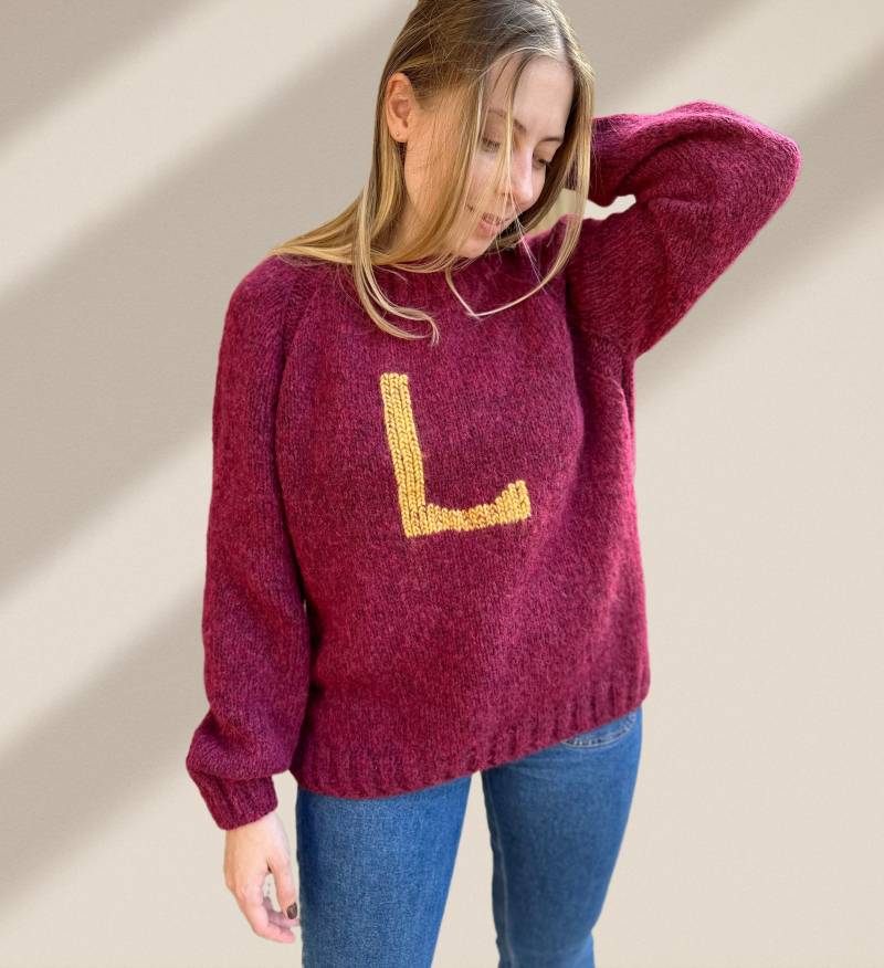Personalisierter Weasley-Pullover, Personalisierter Weinroter Alpaka-Pullover, Handgestrickter Monogrammierter Winterpullover, Gemütlicher Pullover von WARMMEUPua