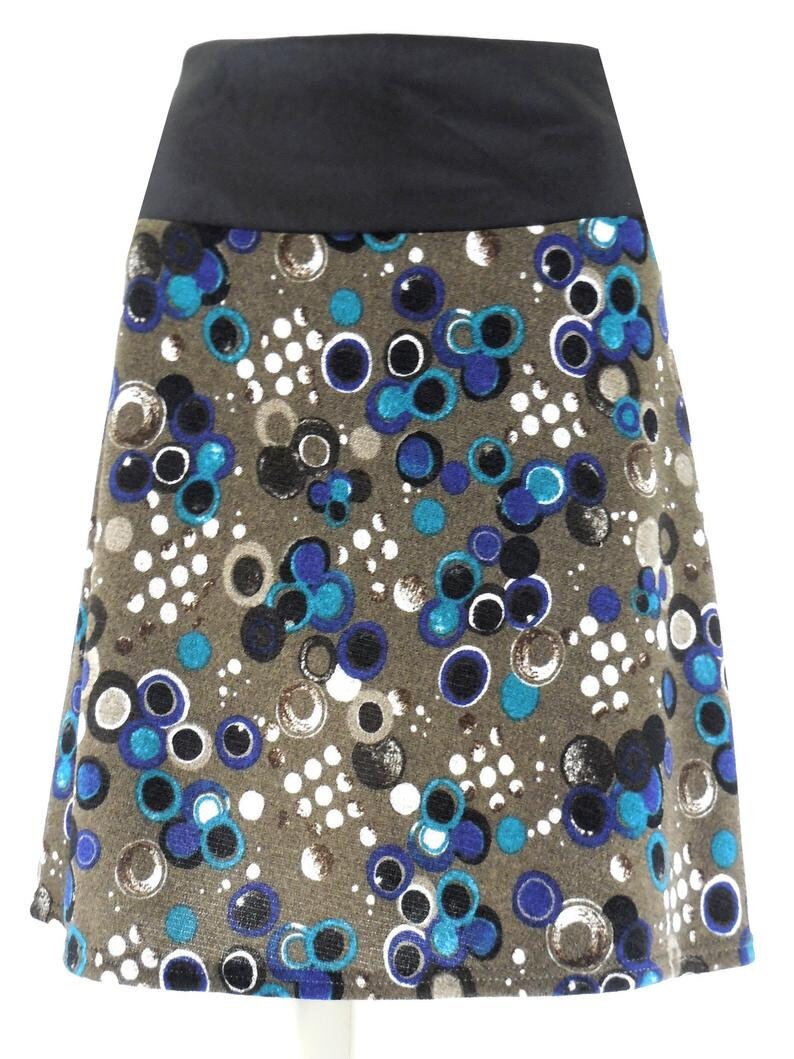 Warmer, Weicher Stretch Rock in A Form Aus Feinem Strickstoff Passt Wunderbar An Der Körperform Und Fällt Besonders Schön Mit Dem Feinstrick von WARZOG