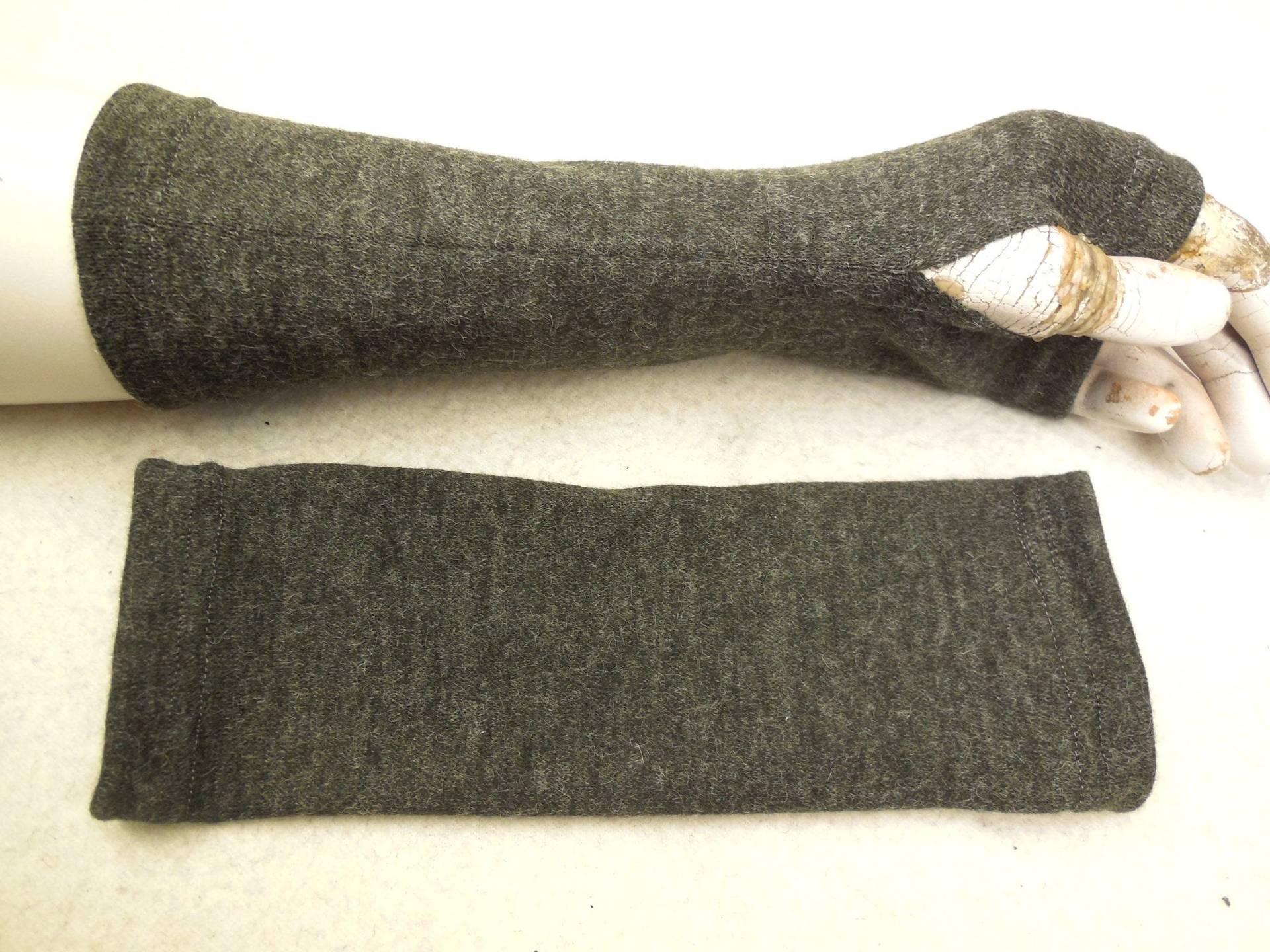 Weiche Warme Handschuhe Strickwolle Grau Jersey Armstulpen, Deal Zu Kurzärmligen Kleidern, Oder Über Einen Pulli Das Beliebte Geschenk von WARZOG