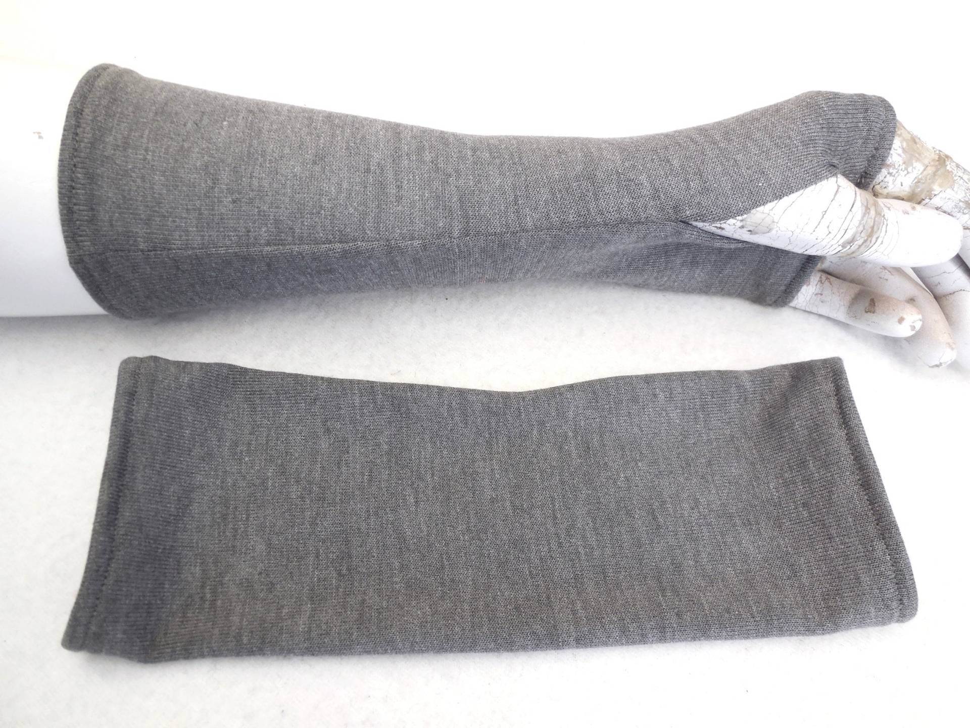 Weiche Warme Handschuhe Strickwolle Grau Jersey Armstulpen Grau Zu Kurzärmligen Kleidern, Zum Drunterziehen Oder Über Einen Pulli Geschenk von WARZOG