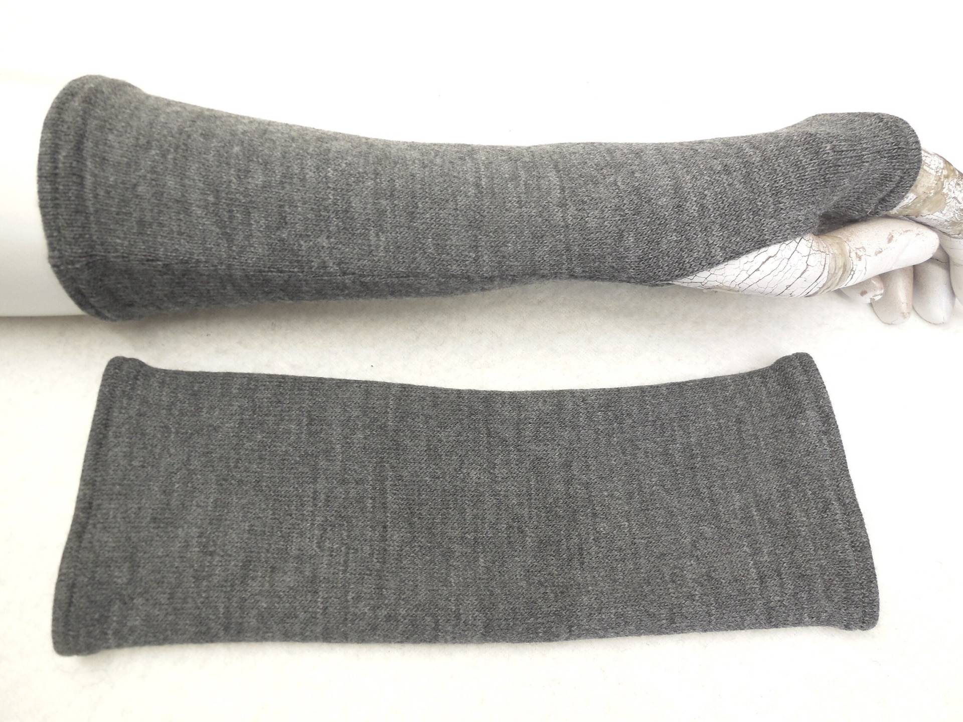 Weiche Warme Handschuhe Strickwolle Grau Jersey Armstulpen Grau Zu Kurzärmligen Kleidern, Zum Drunterziehen Oder Über Einen Pulli Geschenk von WARZOG