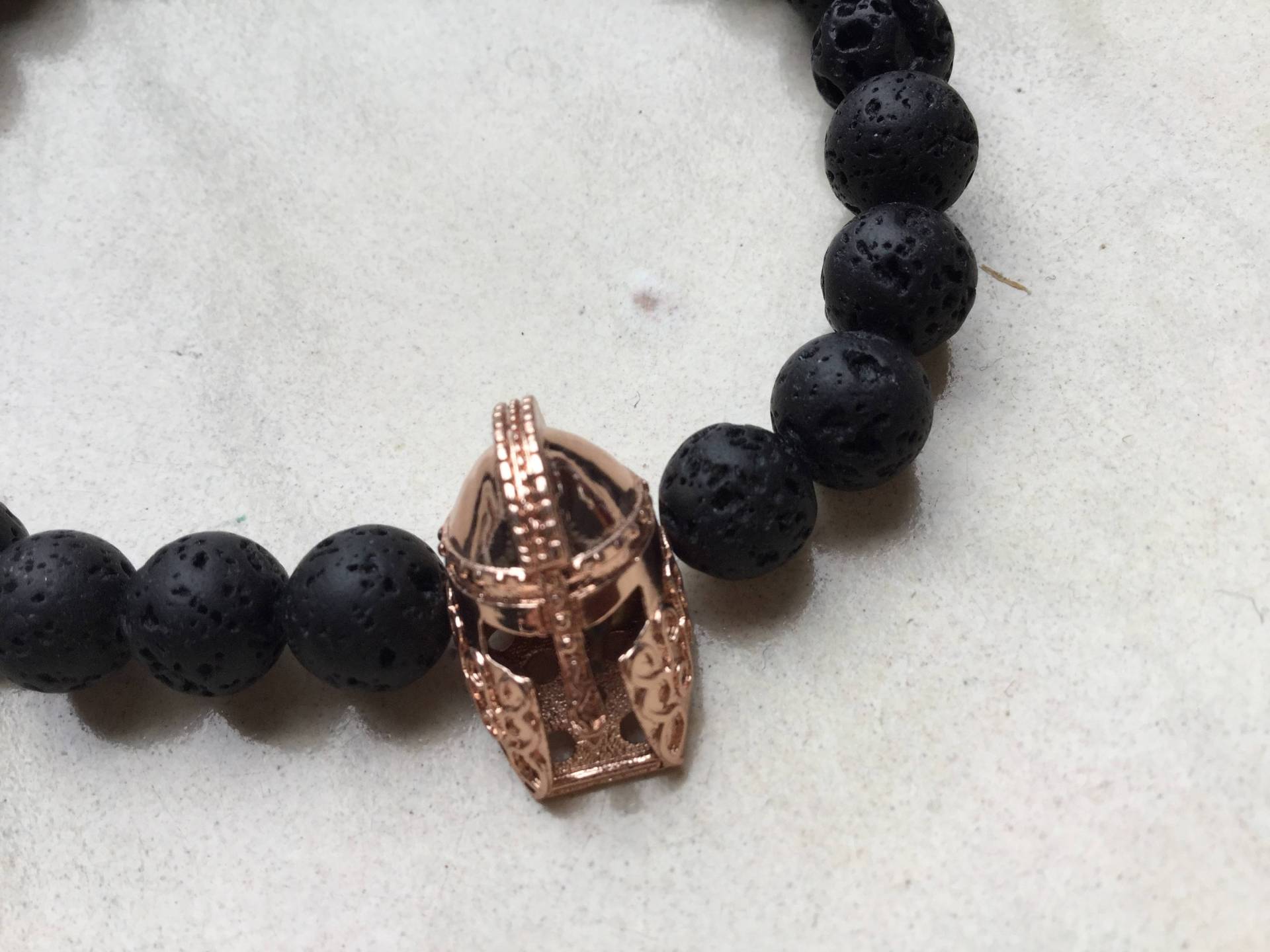 Krieger Herrenarmband Mit Goldplatte Helmperle Und Howlite Perle Krieger Herrenarmband Mit Goldplatte Helmperle Und Howlite Perle von WAVYBijoux