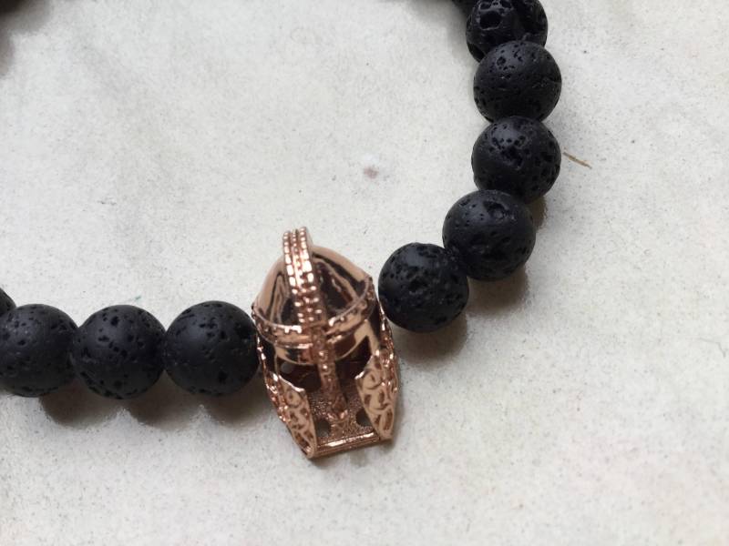 Krieger Herrenarmband Mit Goldplatte Helmperle Und Howlite Perle Krieger Herrenarmband Mit Goldplatte Helmperle Und Howlite Perle von WAVYBijoux