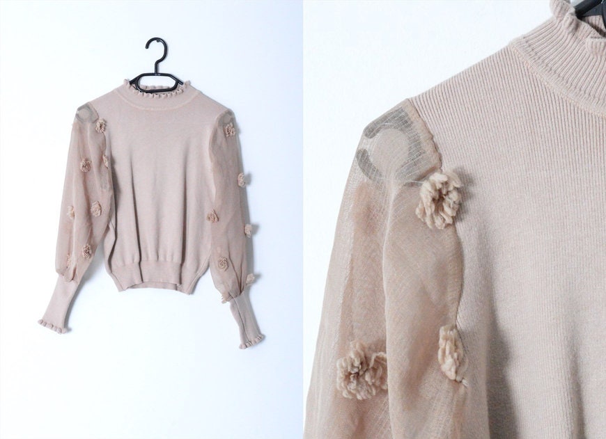 Vintage 90Er Jahre Beige Blume Rüschen Mock Neck Jumper Größe Xs/S Vintage 90Er Jahre Beige Blume Rüschen Mock Neck Jumper Größe Xs/S von WAVYMUSE