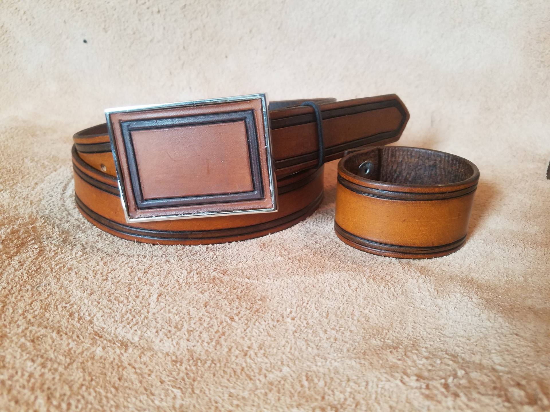 Zwei-Ton-Leder-Gürtel Mit Schnalle Und Passende Lederarmband Zwei-Ton-Leder-Gürtel Mit Schnalle Und Passende Lederarmband von WDLeather