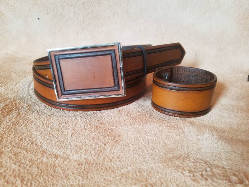 Zwei-Ton-Leder-Gürtel Mit Schnalle Und Passende Lederarmband Zwei-Ton-Leder-Gürtel Mit Schnalle Und Passende Lederarmband von WDLeather